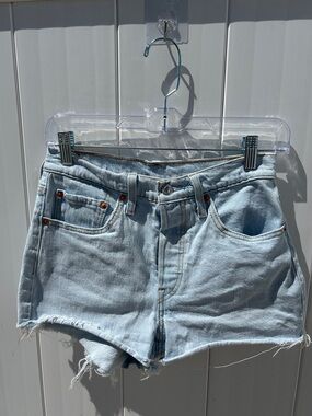 Levis 501 light wash denim shorts W26 button fly, raw hem cutoff Jean shorts